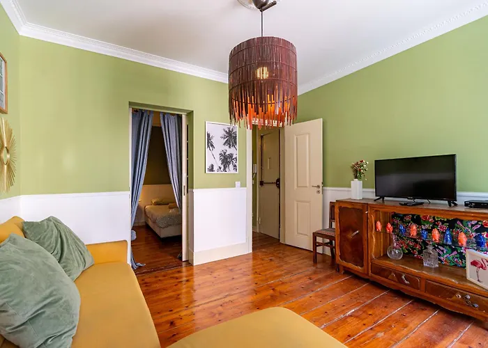 In The Typical Neighborhood- Graca Apartamento Lisboa