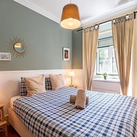 In The Typical Neighborhood- Graca Лиссабон