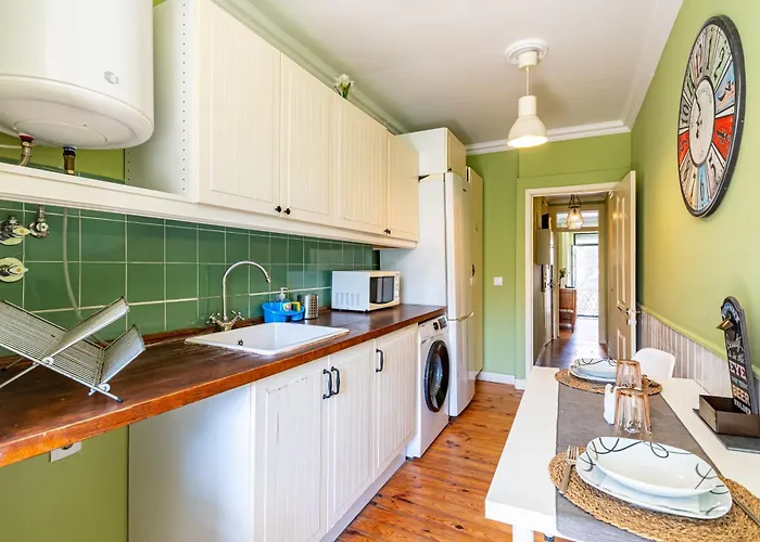 In The Typical Neighborhood- Graca Διαμέρισμα Lisboa